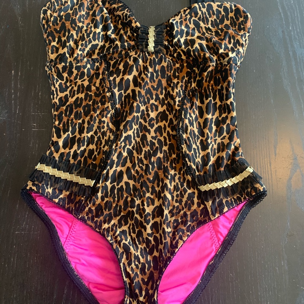Súper sexy. Betsy Johnson leopard print bathing suit. Medium
